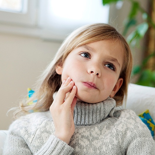 Little girl with tooth pain in need of emergency dentist in Palm Harbor, FL